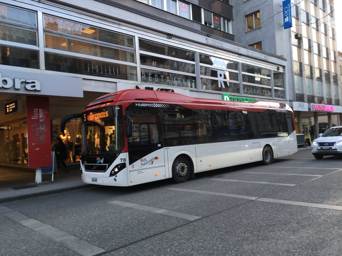 Am 7. Februar 2018 stand ein Volvo 7900 Hybrid beim Place de Midi in Sion.