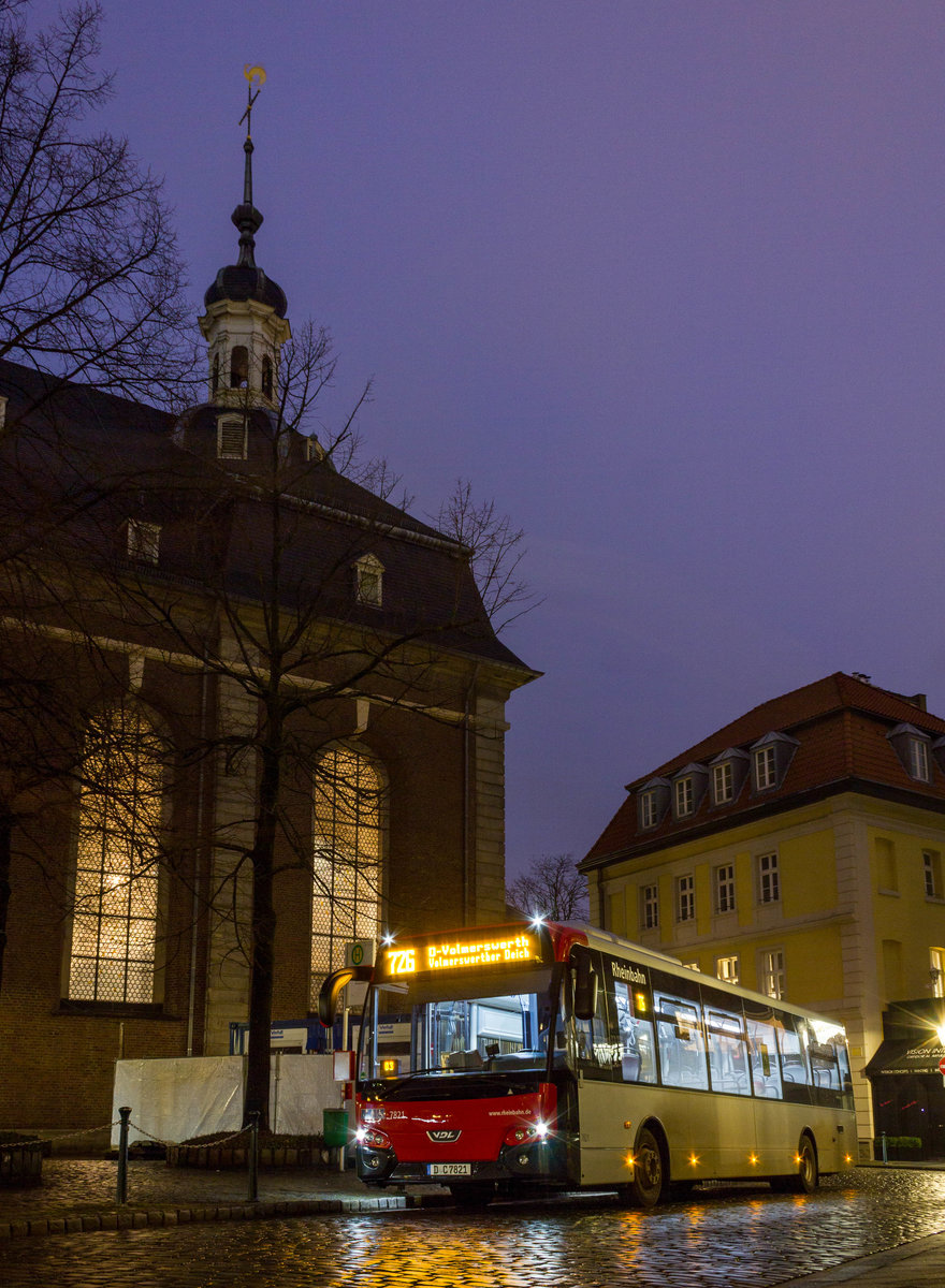 Am Abend des 22.3.2018 steht Wagen 7821 aus der zweiten Lieferserie von VDL Citea für die Rheinbahn auf der Linie 726 an der Haltestelle Maxplatz in der Düsseldorfer Carlstadt, um daraufhin zum Volmerswerther Deich zu fahren.