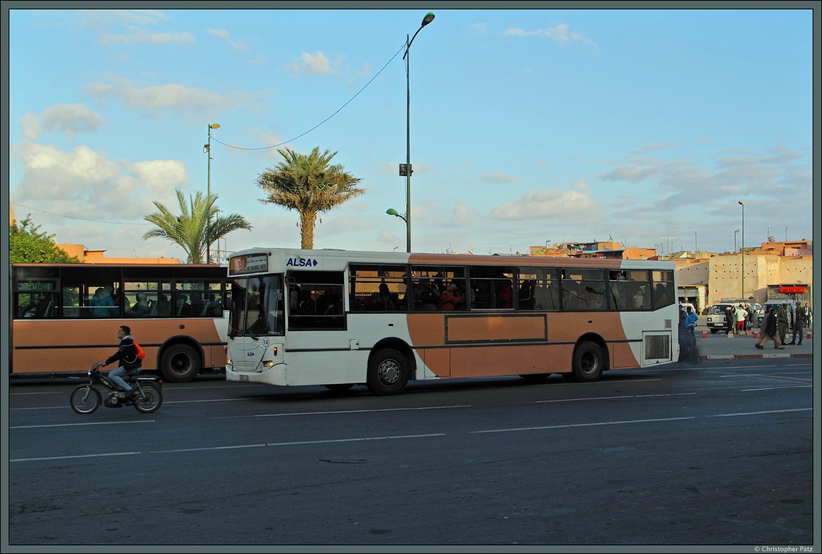 Am Bab Doukkala befindet sich der Busbahnhof der Stadt Marrakesch. Hier verlässt der Bus 14 des Stadtbusbetreibers ALSA als Linie 6 die Haltestelle. (Marrakesch, 22.11.2015)