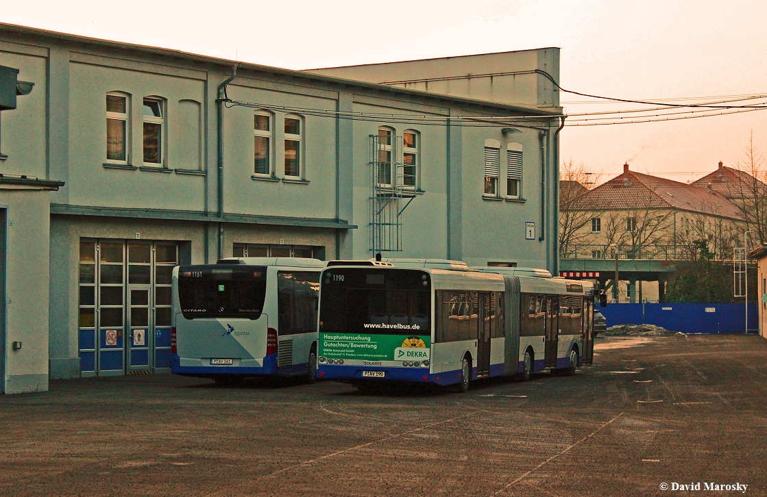 Am frühen Morgen des 03.02.2014 stehen 2 Gelenkbusse der HVG auf dem Betriebshof in Potsdam. Ein Mercedes-Benz Citaro G (Facelift) und ein Solaris Urbino.