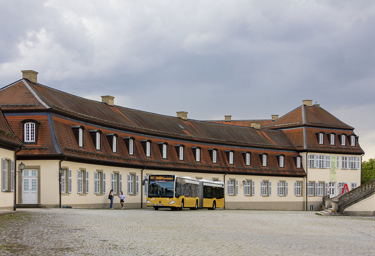 Am Nachmittag des 16.8.2020 präsentierte der 2016 gebaute Wagen 7245 der Stuttgarter Straßenbahnen AG sich auf dem Weg als Linie 92 in die Stuttgarter Innenstadt auf dem Gelände des Schloss Solitude.