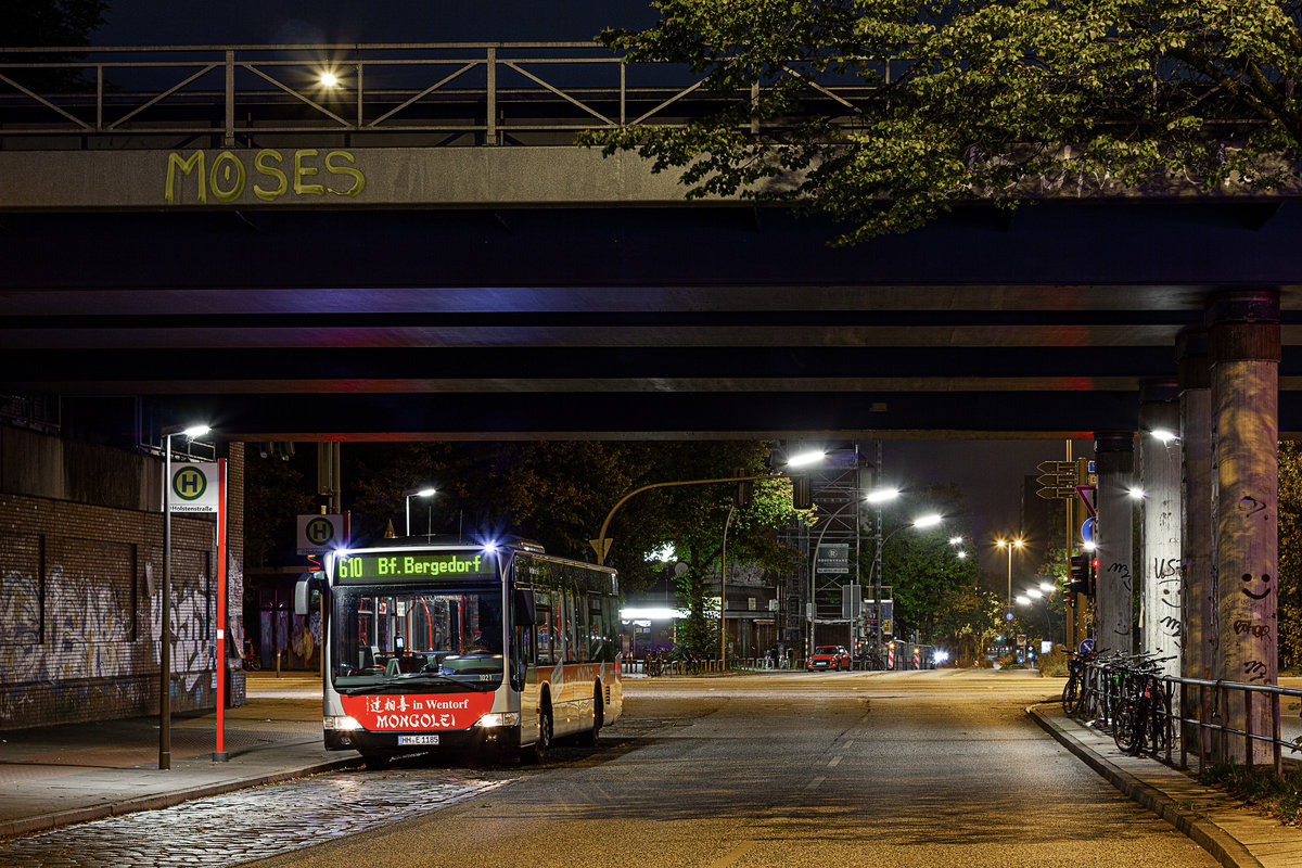 Am späten Abend des 13.10.2020 steht Wagen 1021 der Verkehrsbetriebe Hamburg-Holstein GmbH vor seiner Fahrt auf der Linie 610 nach Bergedorf an seiner Pausenhaltestelle am S-Bahnhof Holstenstraße