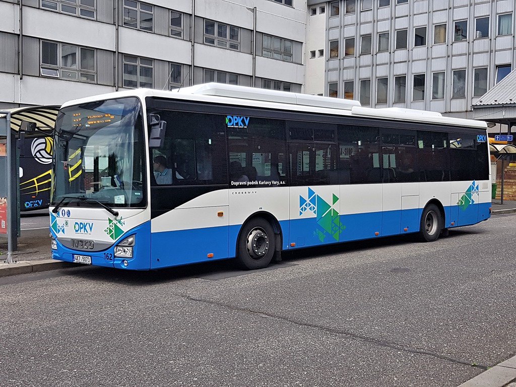 Am Stadtbahnhof in Karlovy Vary (Karlsbad) stand am 10.6.2022 dieser IVECO Crossway Linienbus.
