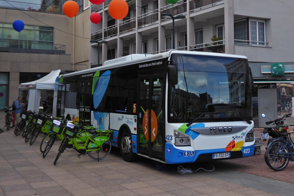 Am Tag der Mobilität steht dieser Iveco Urbanway, mit Infostand nahe der „place Francois de Menthon“ in Annecy. 16.09.2022