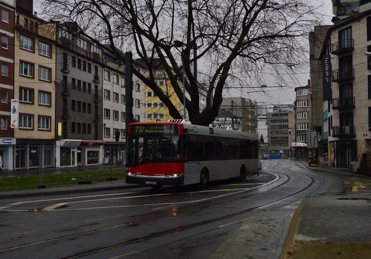Am Wehrhahn, ist der Solaris der Rheinbahn mit der Nr. 8019 als Linie 737 nach Erkrath Neuenhausplatz fahrend zu sehen. 