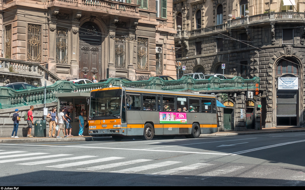 AMT Genova Bredabus 2001 Nr. 4353 am 2. Juli 2018 an der Haltestelle Zecca, wo auf das Funicolare Zecca - Righi umgestiegen werden kann.