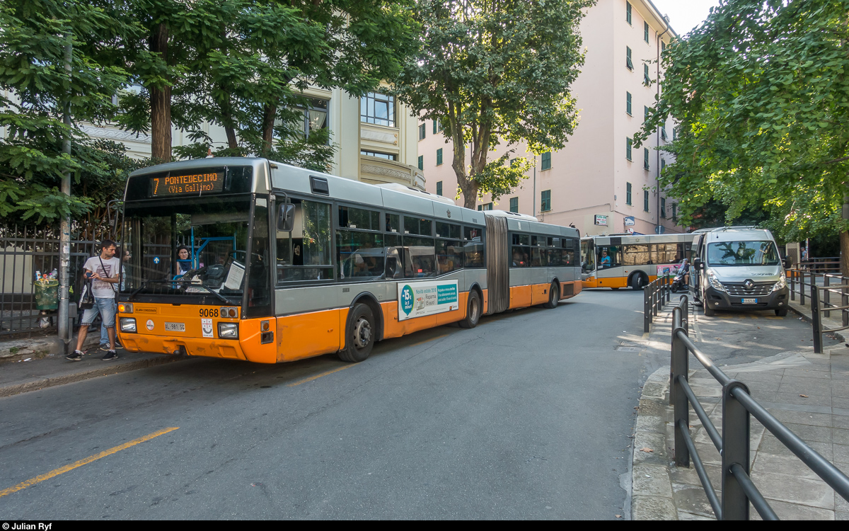 AMT Genova Bus 9068 am 2. Juli 2018 auf der Linie 7 Richtung Pontedecimo an der Umsteigehaltestelle Brin zur Metro.