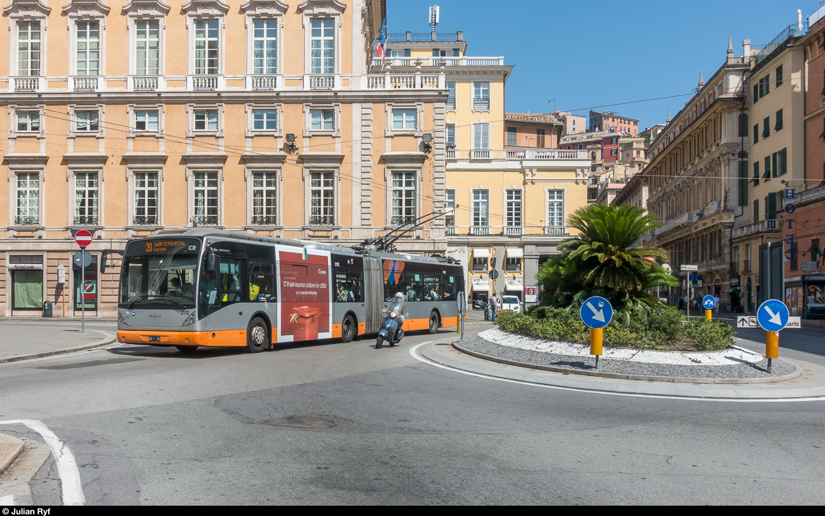 AMT Genova Trolleybus 2112 am 2. Juli 2018 auf der einzigen Trolleylinie 20 Richtung Sampierdarena beim Einbiegen in die Via Balbi.
