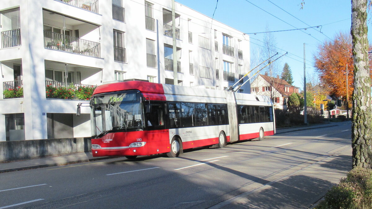 An derselben Haltestelle: Stadtbus Nr. 180 am 23.11.2022.