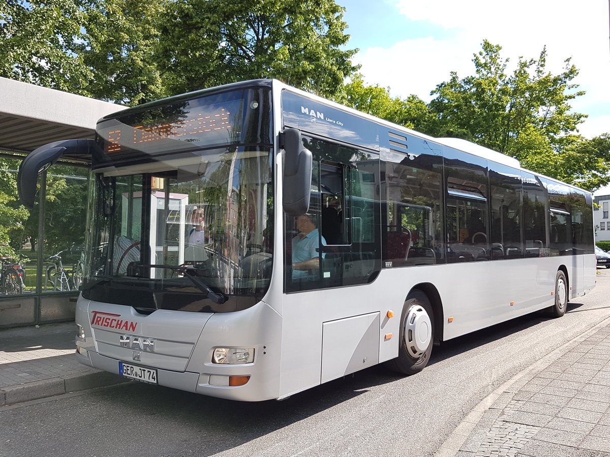 An diesem Tag war der GER JT 74 von Trischan Reisen auf der Buslinie 52 zum Dammerstock im Einsatz. Erwischt am 13 Mai 2019 am Albtalbahnhof in Karlsruhe.