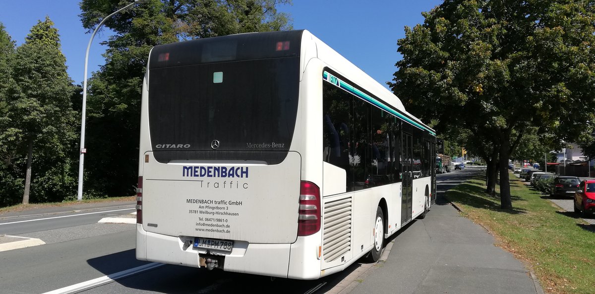 An der Schlesierstraße in Weilburg konnte ich einen der ersten Wagen der Medenbach Traffic GmbH fotografisch festhalten. Nachdem 2006 der Betrieb von Medenbach im Linienbetrieb eingestellt wurde, gelang es dem Unternehmen 2009 wieder erfolgreich in den ÖPNV einzusteigen. Zu sehen ist in diesem Bild der Wagen 788, ein Facelift LE Ü, welcher seine Pause abhält.