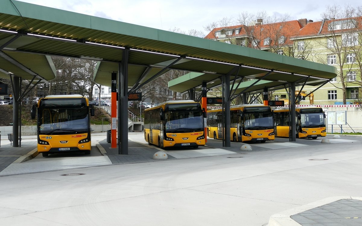 An den Wochenenden abgestellte VDL Citea der BVG am Berliner-ZOB. Berlin im März 2021.