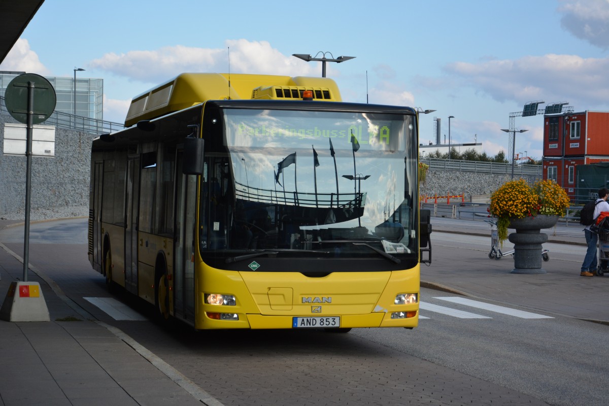 AND 853 (MAN Lion's City CNG) ist eingesetzt als Shuttle zwischen Parkplatz und Arlanda Flughafen Stockholm. Aufgenommen am 13.09.2014.