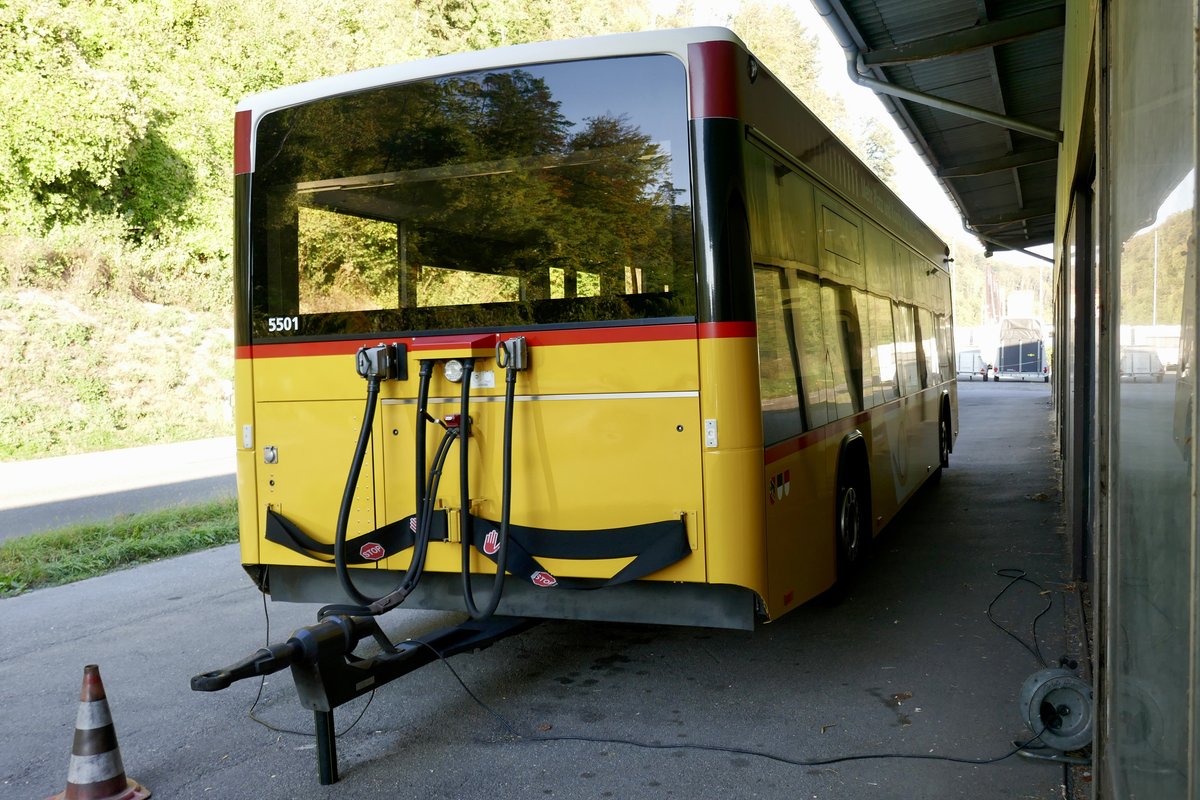 Anhänger des HESS Buszuges der Region Laupen, dessen Zugfahrzeug in momentan in Lauterbrunnen aushilft, am 20.9.18 vor der Garage Klopfstein Laupen parloert.