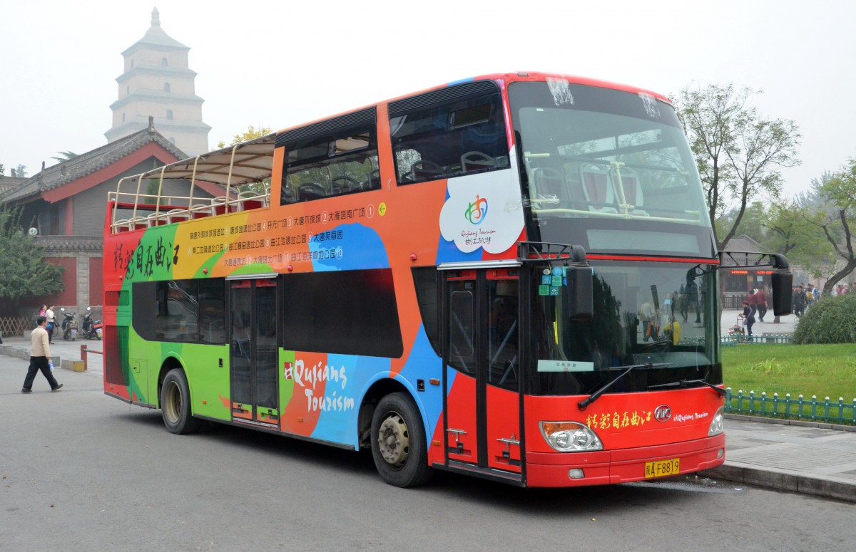 Ankai Bus HFF6110GS-1 ,ein Stadtbus,wird als Turistenbus eingesetzt. Hat 73+1 Sitzplatz, bei einer Höhe von 4,20meter gesehen in Xian China am 22.10.2014.