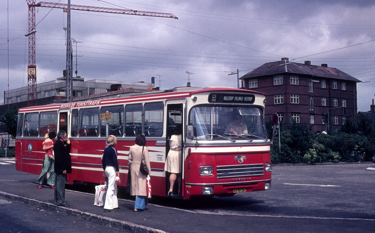 A.P. Hansens Rutebiler / Roskilde Turisttrafik (Land-)Buslinie 146/147/202 (Leyland-DAB) Bahnhofsvorplatz / Bahnhof Ballerup im August 1975.