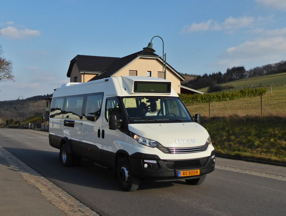 AS 9009, Iveco Daily Kleinbus, aufgenommen in der Nähe von Wiltz. 21.02.2019