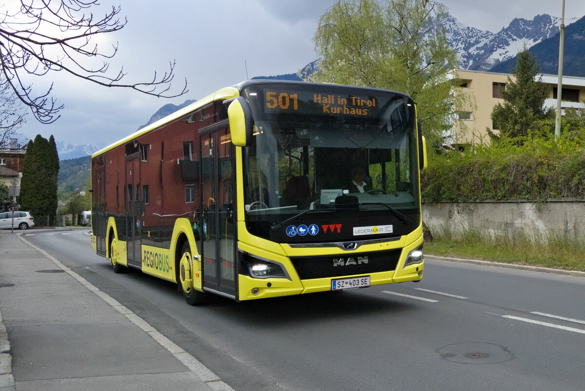 Auch in den Raum Innsbruck hat es die MAN New Lions City von Ledermair (SZ-403SE) verschlagen, hier auf der Linie 501 in Innsbruck, Arzler Straße. Aufgenommen 19.4.2022.