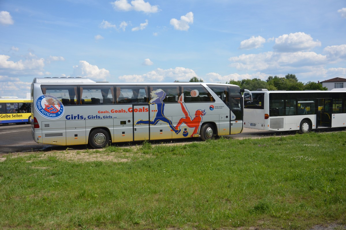 Auch der vielleicht Vereinsbus von Turbine Potsdam mischt unter den Shuttle Service mit. Aufgenommen am 25.05.2014.