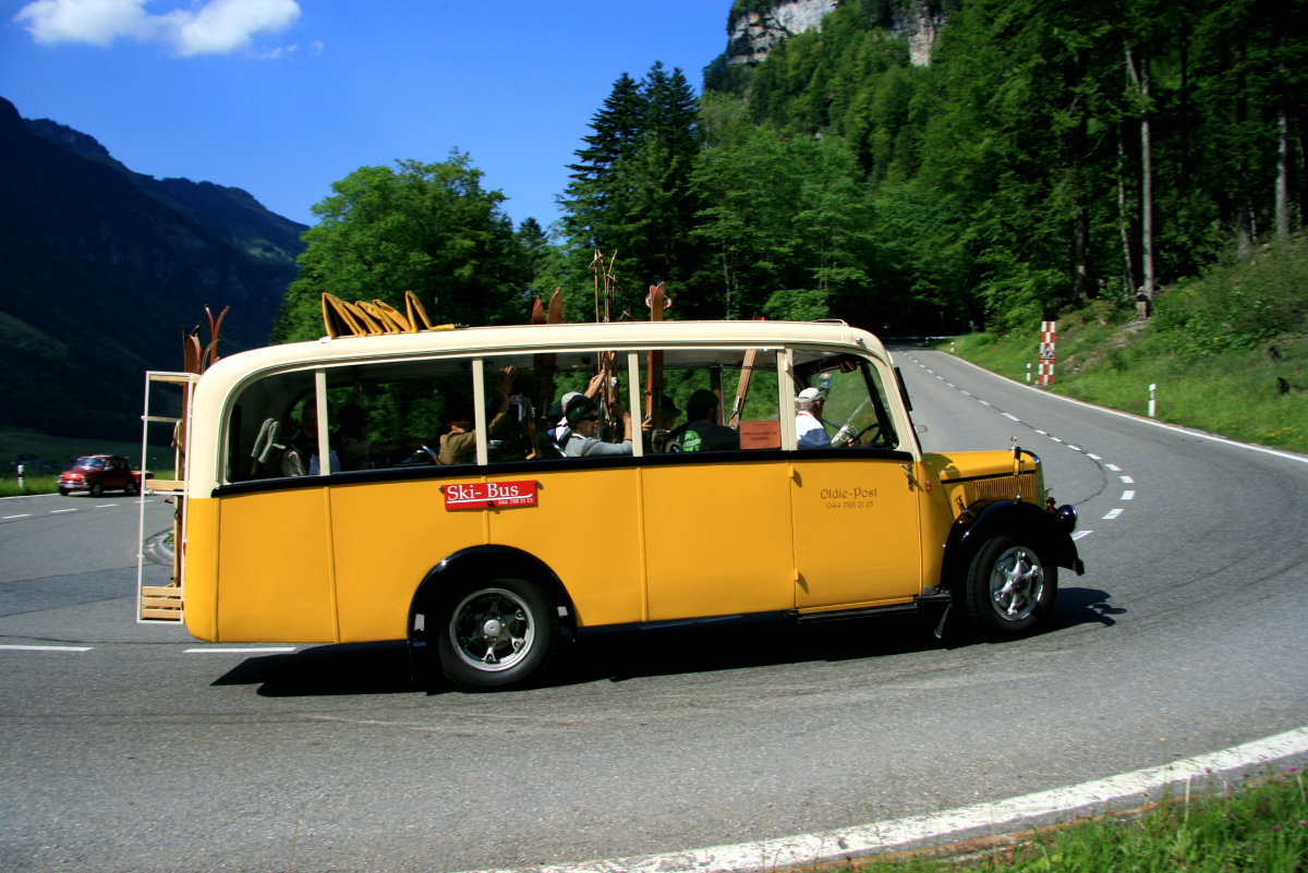 Auf nach Engelberg! Zum Titlis muss man natürlich mit dem Skibus! Ein Berna FHS -Postauto mit Wintersportfans der 30-Jahre beim O iO auf der Fahrt nach Engelberg; 26.05.2012