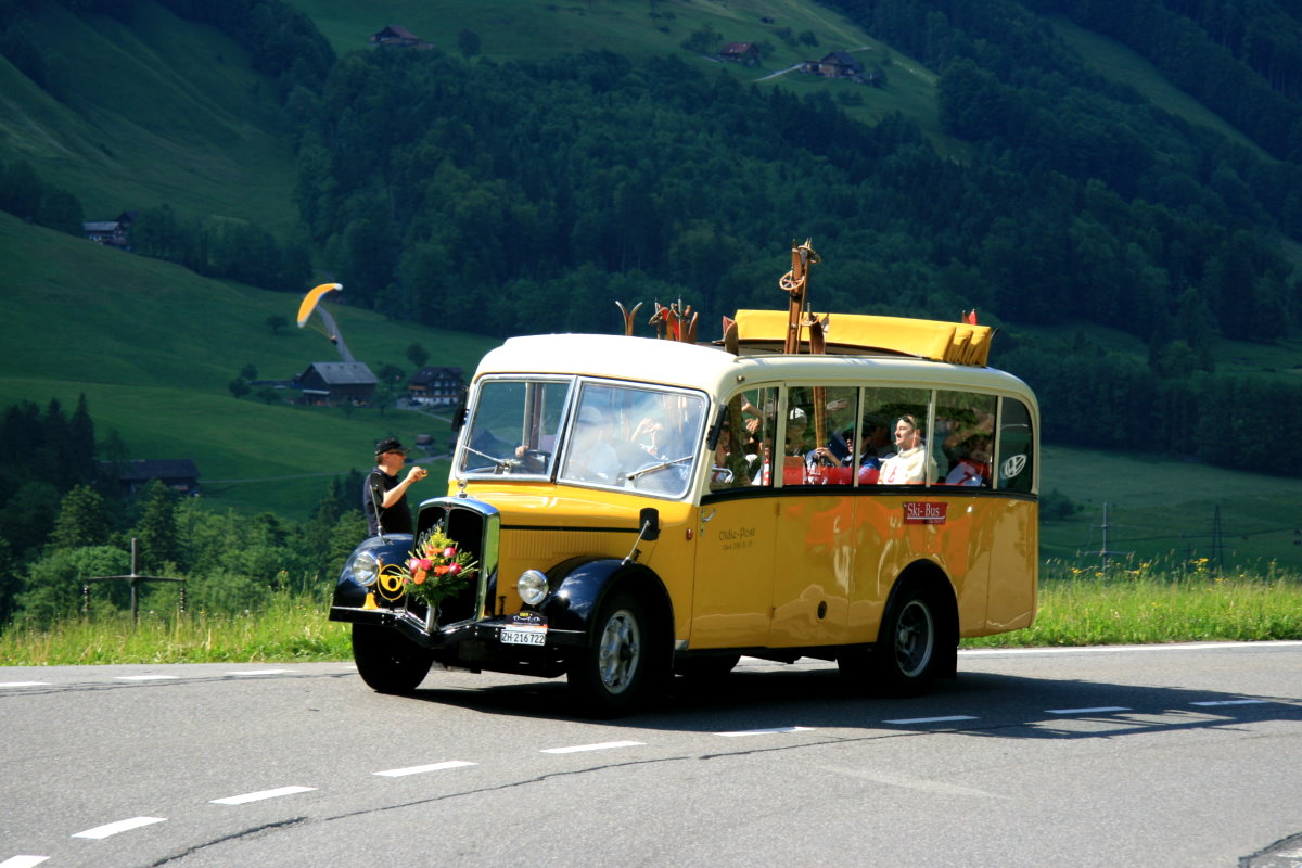 Auf nach Engelberg! Zum Titlis muss man natürlich mit dem Skibus! Ein Berna FHS -Postauto mit Wintersportfans der 30-Jahre beim O iO auf der Fahrt nach Engelberg.
Dieses Foto hängt auch im Schaukasten des Saurer-Museum in Arbon; 26.05.2012