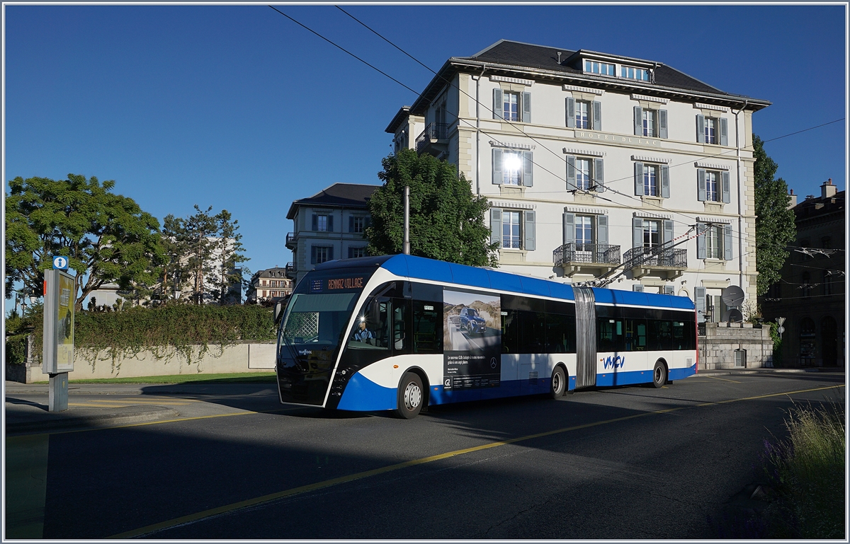 Auf der VMCV Linie 201 verkehren seit neustem  Last-Mile  Buse, da die Verlängerung der Strecke von Villeneuve bis Rennaz nach einer Volksabstimmung nicht elektrifiziert werden durfte. Im Bild verlässte ein Bus der Linie 201 die Haltestelle  Entre Deux Ville  in Vevey. 

4. Mai 2020