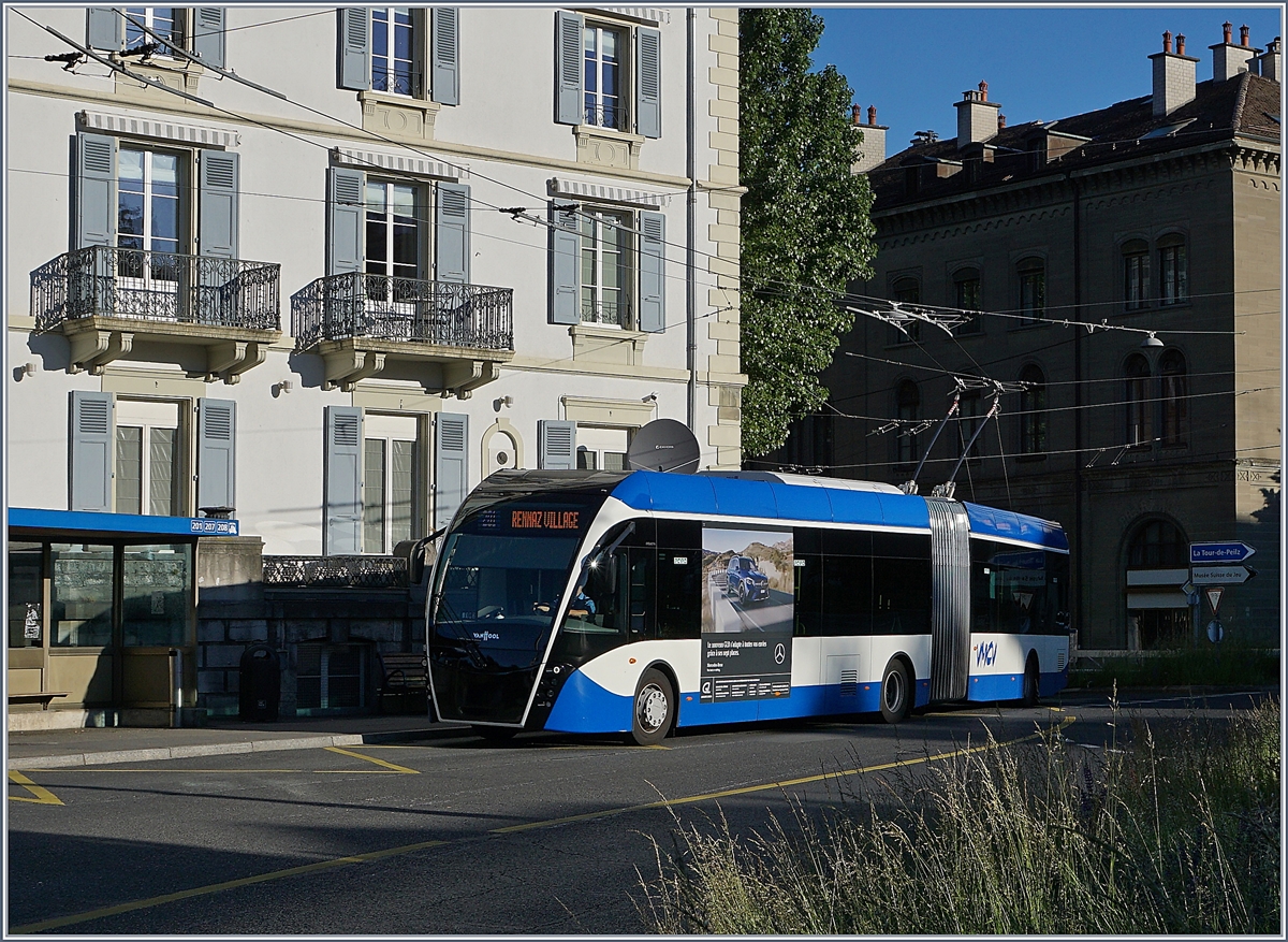 Auf der VMCV Linie 201 verkehren seit neustem  Last-Mile  Buse, da die Verlängerung der Strecke von Villeneuve bis Rennaz nach einer Volksabstimmung nicht elektrifiziert werden durfte. Im Bild erreicht ein Bus der Linie 201 die Haltestelle  Entre Deux Ville  in Vevey.

4. Mai 2020