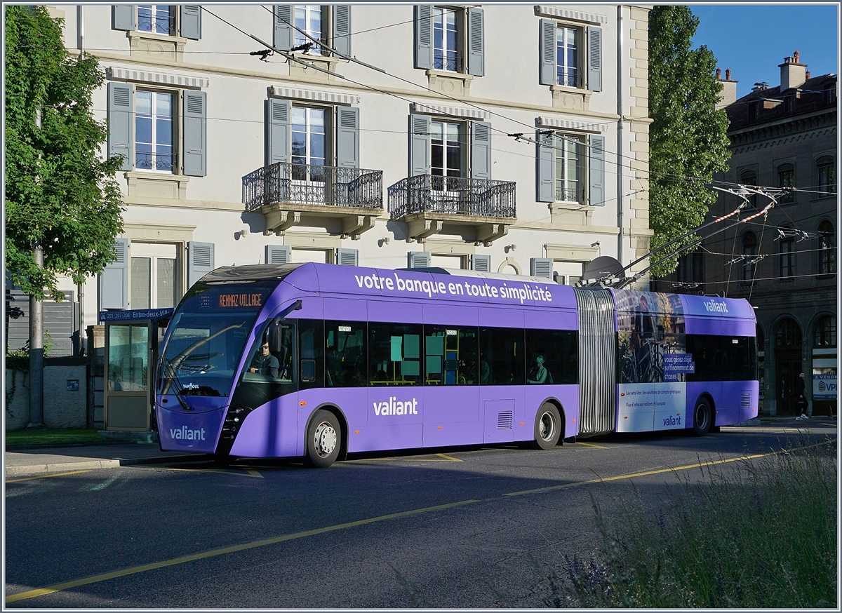 Auf der VMCV Linie 201 verkehren seit neustem  Last-Mile  Buse, da die Verlängerung der Strecke von Villeneuve bis Rennaz nach einer Volksabstimmung nicht elektrifiziert werden durfte. Im Bild steht ein Bus der Linie 201 bei der Haltestelle  Entre Deux Ville  in Vevey. 

4. Mai 2020