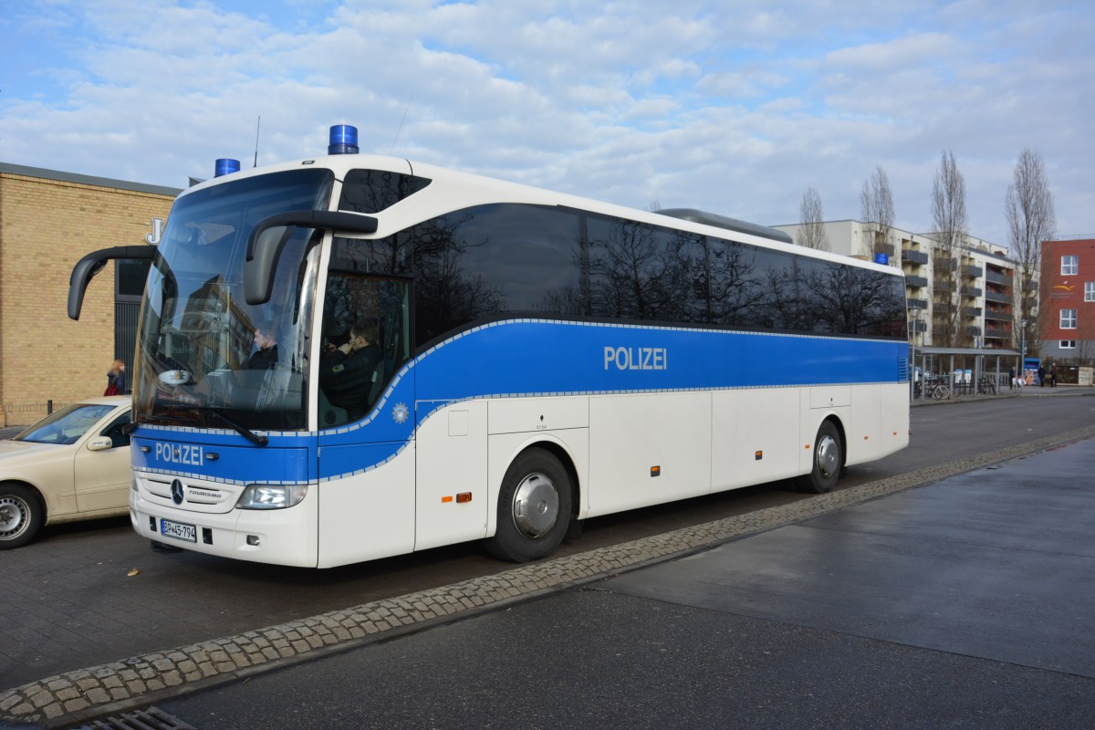 Aufgrund eines Fußballspiels in Potsdam Babelsberg steht dieser Mercedes Benz Tourismo der Bundespolizei am Hauptbahnhof in Potsdam. Aufgenommen am 01.03.2015 / BP-45-794.
