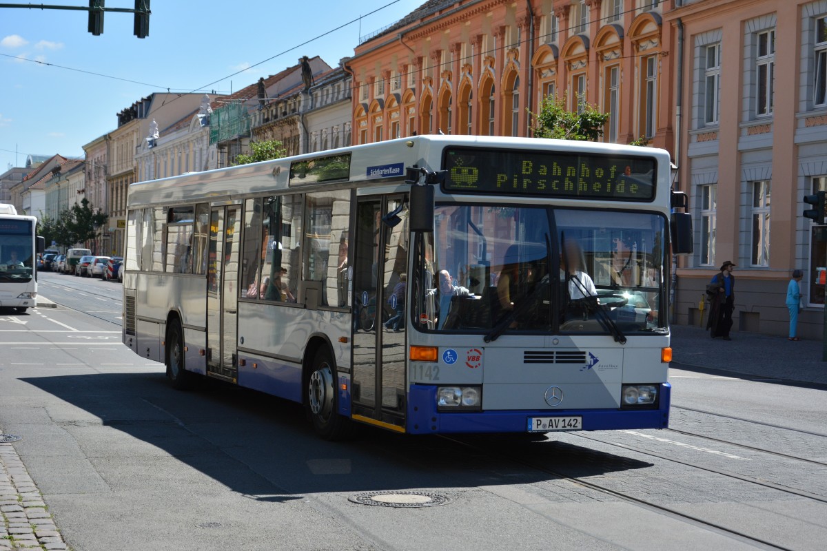 Aufgrund eines Rohrbruchs in der Kastanienallee wurde ein SEV zwischen Platz der Einheit und Bahnhof Pirscheide eingesetzt. Aufgenommen am 12.06.2014 (P-AV 142).