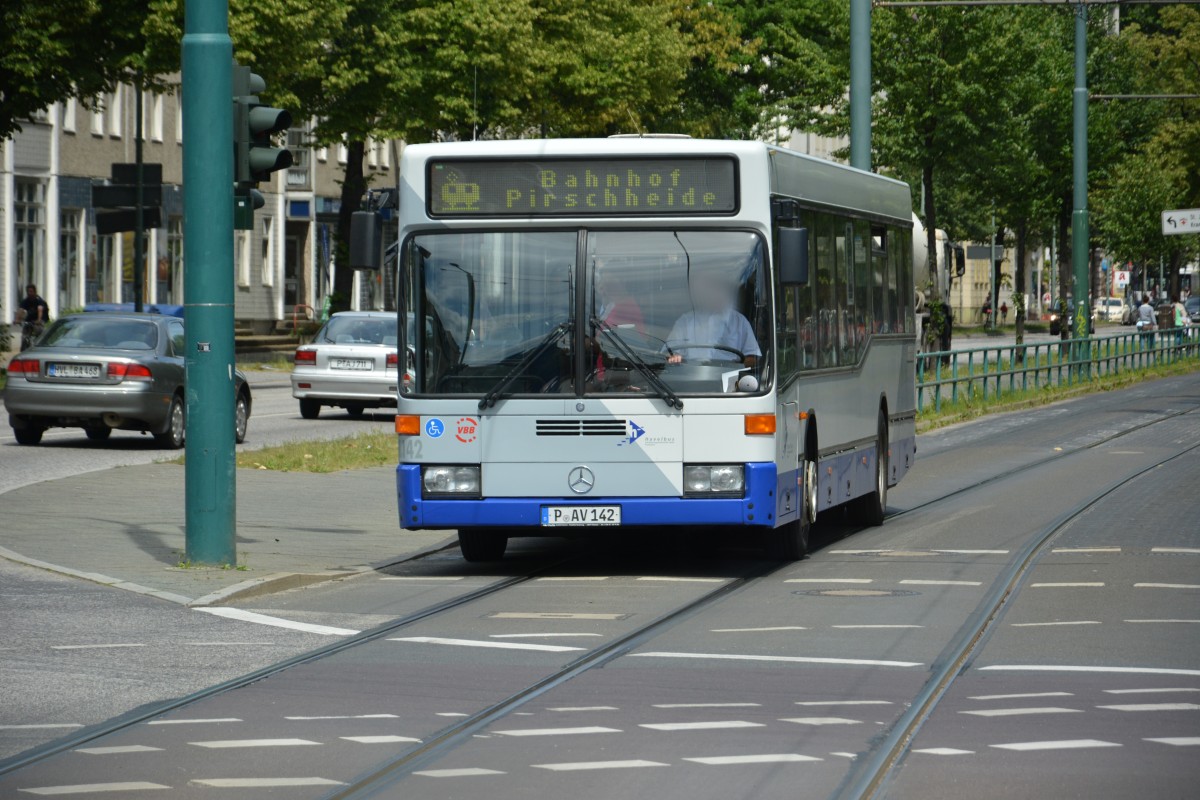 Aufgrund eines Rohrbruchs in der Kastanienallee wurde ein SEV zwischen Platz der Einheit und Bahnhof Pirscheide eingesetzt. Aufgenommen am 12.06.2014 (P-AV 142).