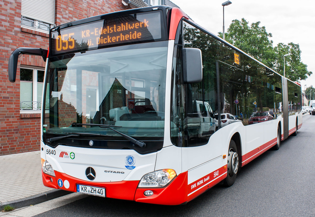 Aufgrund eines Verkehrsunfalls in Willich, auf der Krefelder Straße, kamen die Busse der Linien 055/056 zum stehen. Leider genau dann, wo's kein zurück mehr für die Umleitung gab. In dieser Zeit konnte dieser MB O530G der neusten Generation mit der Wagennummer 5640 von der SWK (Stadtwerke Krefeld) fotografiert werden. | August 2018