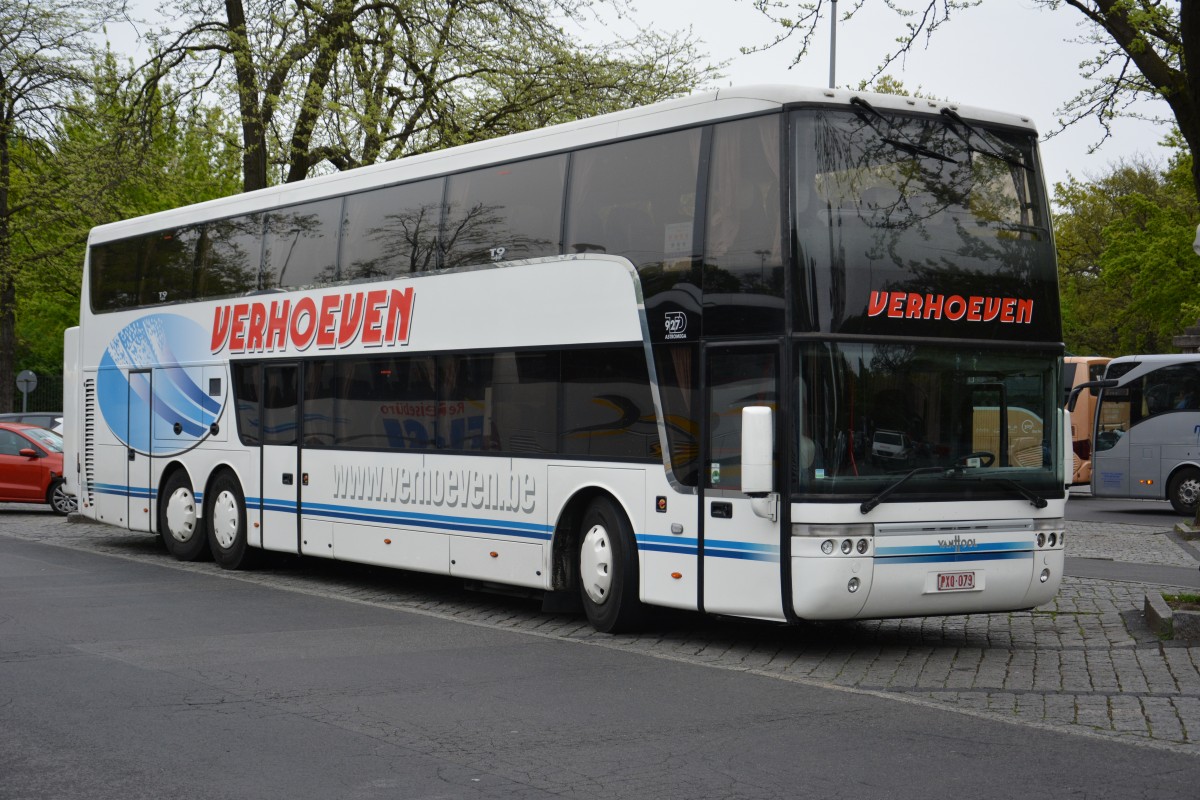Aus Belgien kommt dieser VanHool 927 Astromega mit dem Kennzeichen PXQ 079. Aufgenommen am Hardenbergplatz in Berlin / 05.05.2015.
