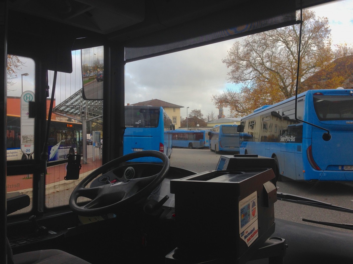 Aus einem MAN A78 heraus fotografiert: 4 blaue Saar-Pfalz-Busse am 20. November 2014 in Zweibrücken am Bahnhof.