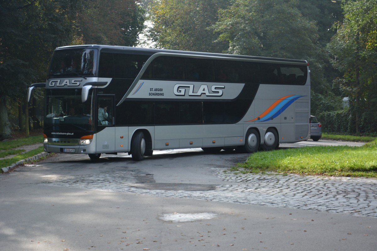 Aus Österreich kommt dieser Setra 431 DT mit dem Kennzeichen SD-GLA 15. Aufgenommen beim wenden, Potsdam Neues Palais, 18.10.2014.
