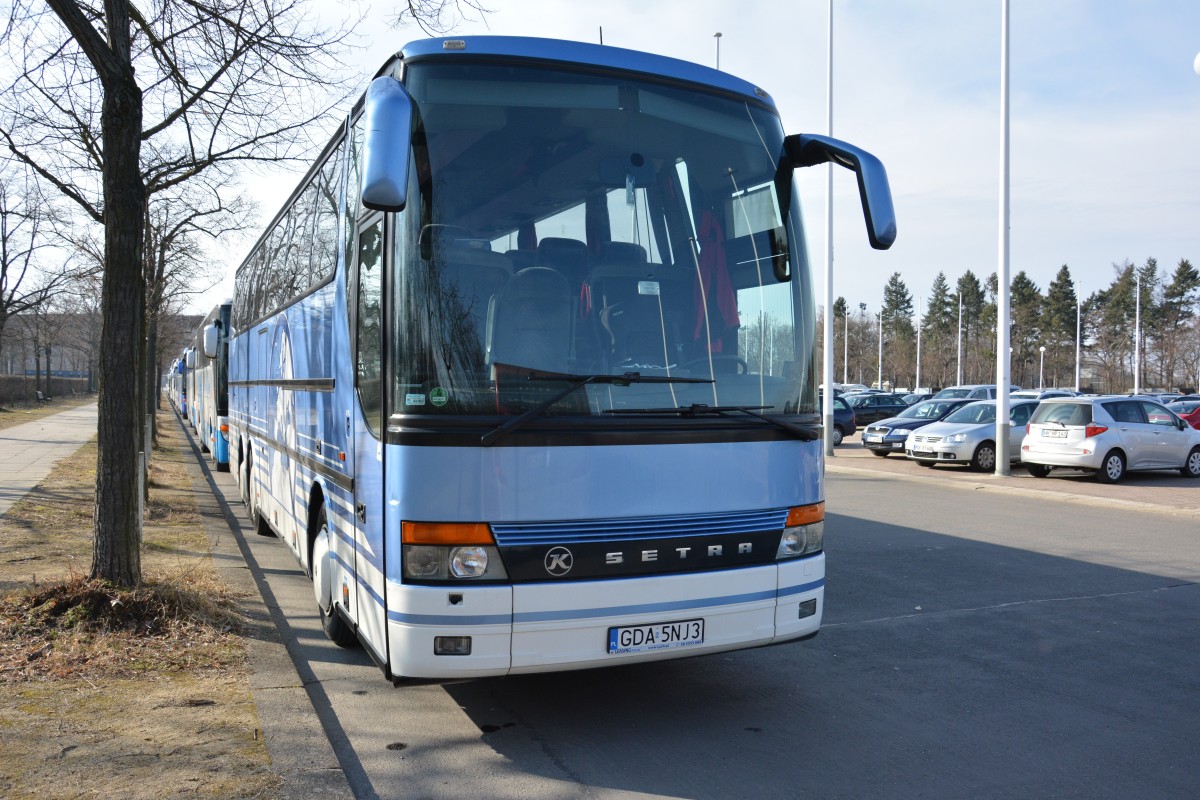 Aus Polen kommt dieser Setra S 315 HDH mit dem Kennzeichen GDA 5NJ3. Aufgenommen am 07.03.2015 / Berlin Olympischer Platz.