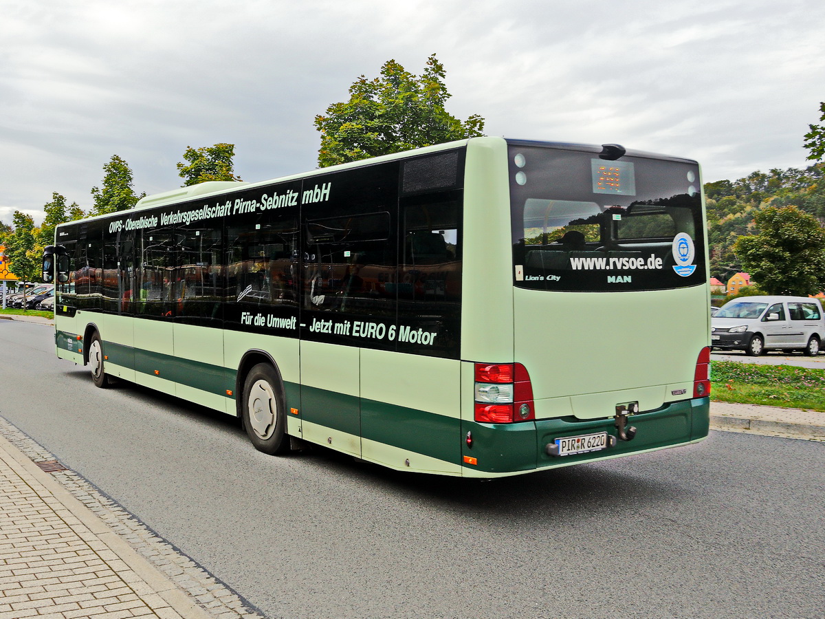 Ausfahrt des Linienbus 241 der Oberelbische Verkehrsgesellschaft aus dem Busplatz vor dem Bahnhof Bad Schandau am 06. Oktober 2021.