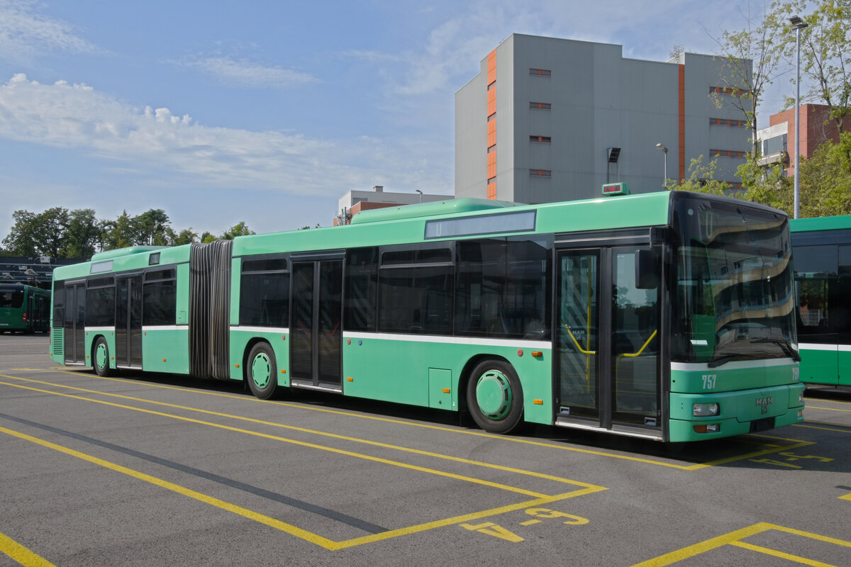 Ausgemusterter MAN Bus 757 steht am 14.08.2023 im Klybeck Areal.