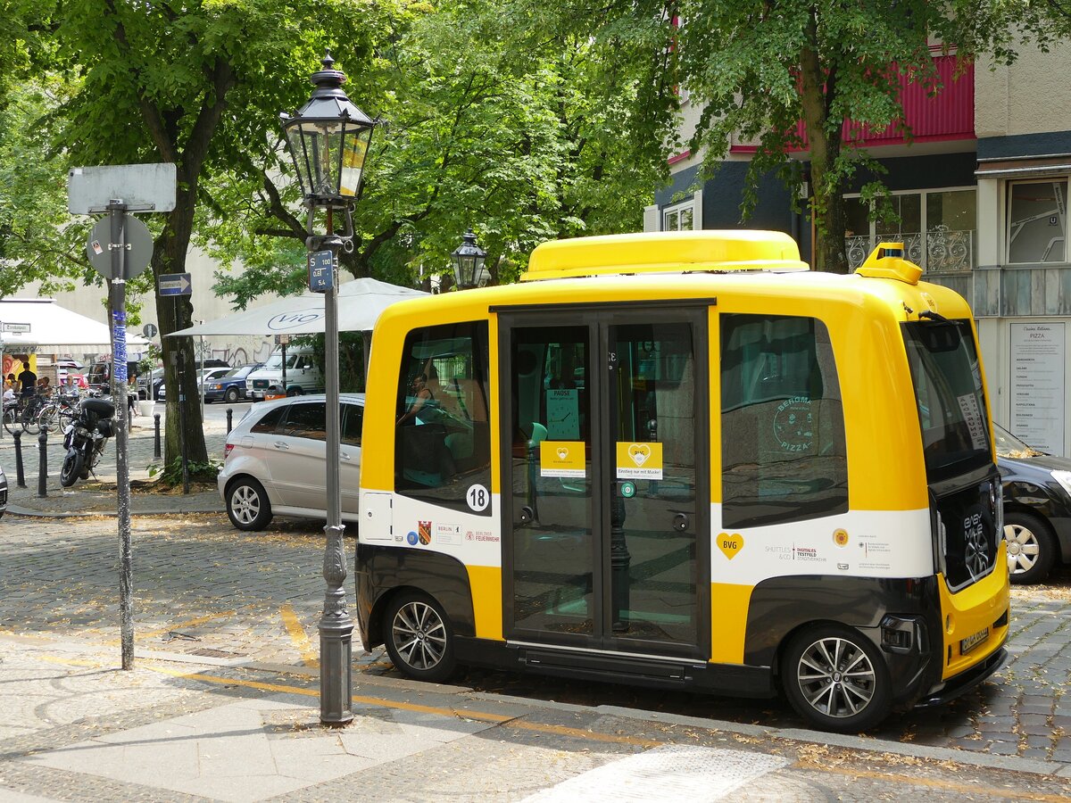 Autonomer E- Minibus, hier die Einstiegsseite, von Easy Mile, Typ EZ 10 Gen2, im Testprojekt ''See-Meile'' u.a. durch Shuttles & Co und der BVG.  Berlin  Alt-Tegel im Juli 2021.