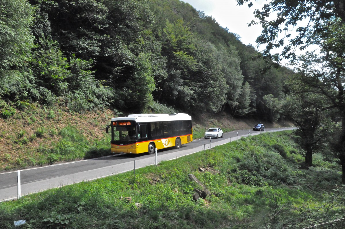 AutoPostale della Capriasca, Tesserete. Scania/Hess K320UB (TI 214'652) in Madonna d'Arla. (30.7.2015)