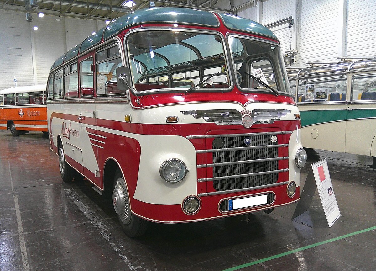 Auwärter Neoplan SH 6. Dieser Bus mit 24 Sitzplätzen wurde im Jahr 1955 an einen Reisebusunternehmer im Schwarzwald ausgeliefert. Im Jahr 1959 wurde der Bus als Fahrschulfahrzeug nach Hannover verkauft und war dort bis 1977 im Einsatz. Im Jahr 1989 wurde der Bus vom Reisebusunternehmen Adorf aus Düsseldor gekauft und restauriert. Ursprünglich war ein Hanomag-Motor verbaut, der aber schon im Jahr 1956 gegen einen Mercedes Benz Dieselmotor mit 90 PS ausgetauscht wurde. Retro-Classics Essen am 09.03.2026.