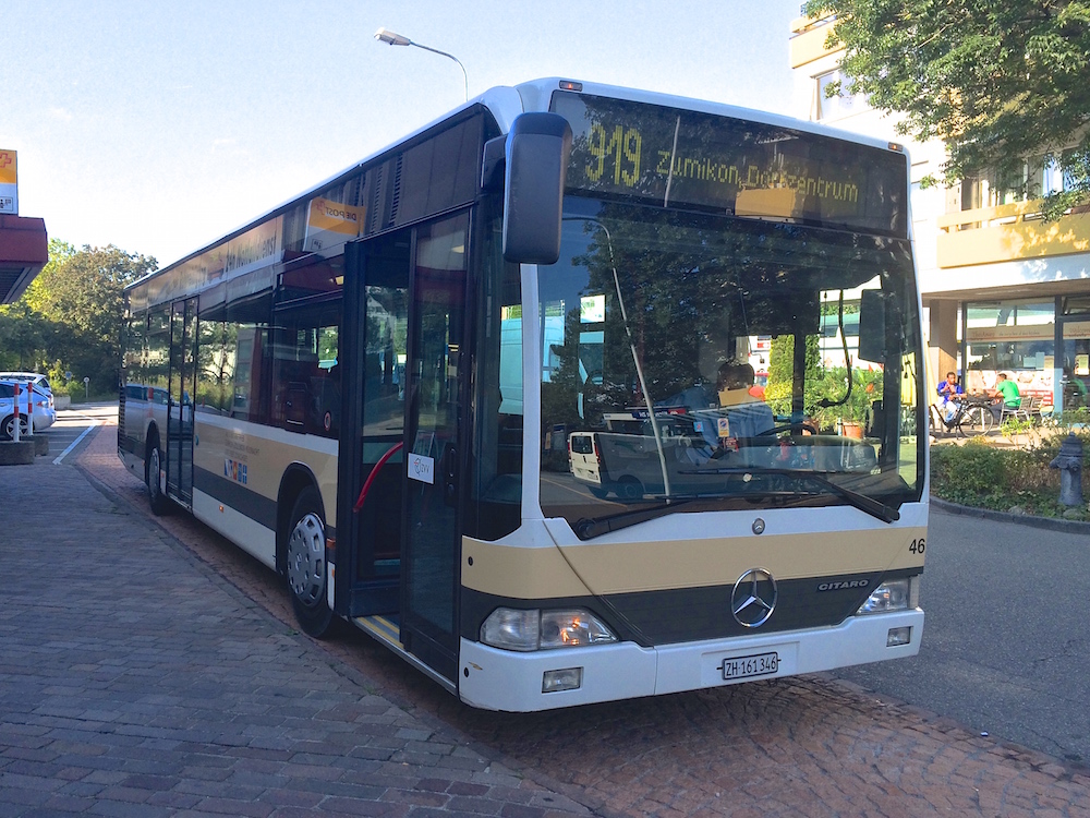 AZZK Zollikon, Mercedes-Benz Citaro (Nr. 46/ZH 161346, 2001) am Di 8. September 2015 am Bahnhof Küsnacht ZH. Während die älteren AZZK-Citaros noch über Plättlianzeigen verfügen, besitzt Citaro Nr. 46 bereits eine LCD-Anzeige. 