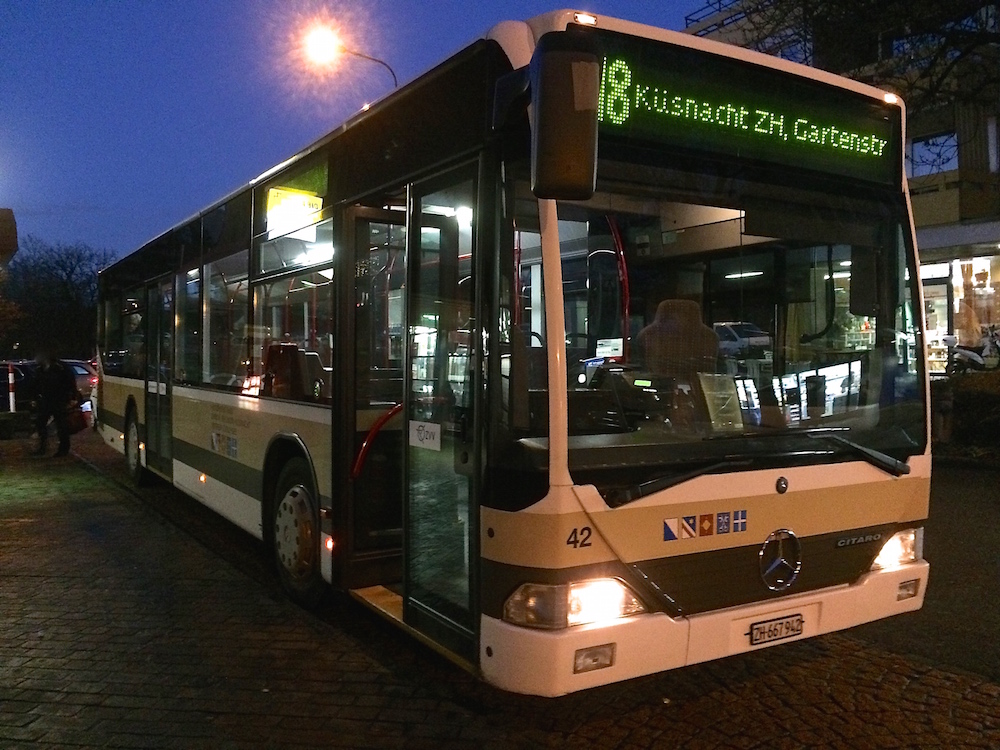 AZZK Zollikon, Mercedes-Benz Citaro (Nr. 42/ZH 667942, 1999) am Mi 9. Dezember 2015 am Bahnhof Küsnacht ZH. Dieser Wagen ist einer der ältesten der noch in Betrieb stehenden Citaros der Schweiz. Beim dritten Versuch habe ich ihn dann endlich erwischt :) 