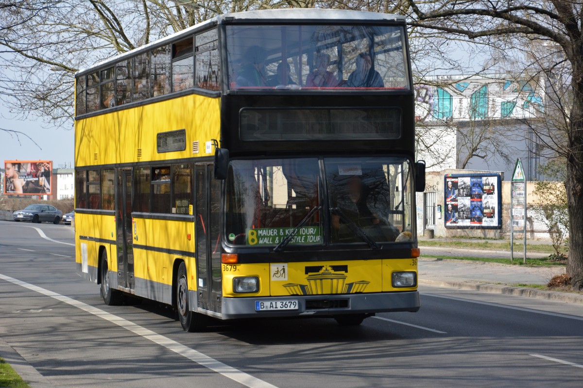 B-AI 3679 (MAN SD 202) fährt am 11.04.2015 durch Berlin als Stadtrundfahrt. Aufgenommen an der Böttgerstraße in Berlin.
