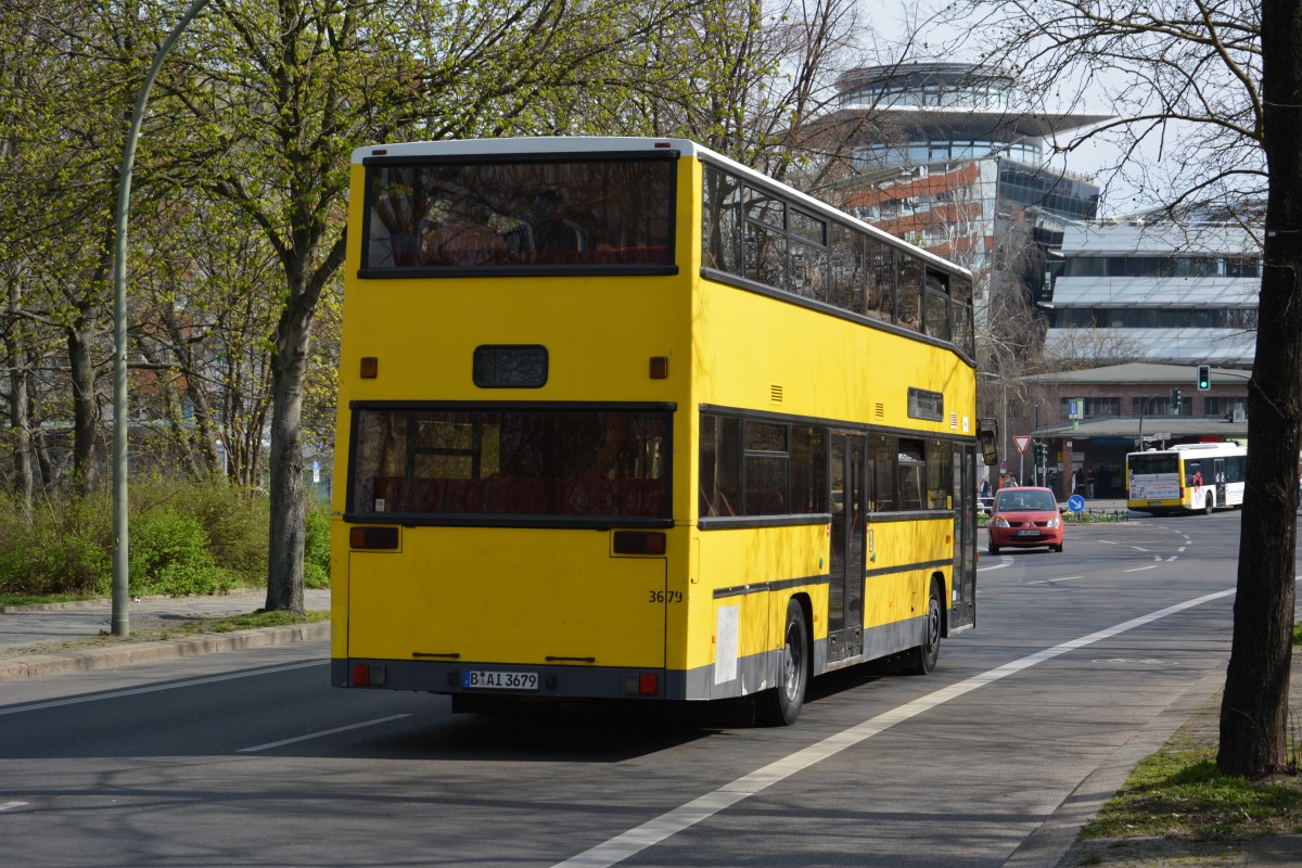 B-AI 3679 (MAN SD 202) fährt am 11.04.2015 durch Berlin als Stadtrundfahrt. Aufgenommen an der Böttgerstraße in Berlin.

