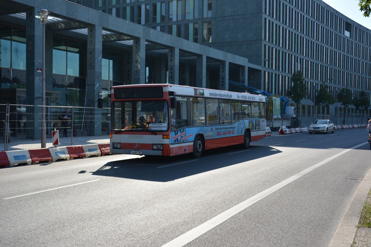 B-BN 788 fährt am 18.07.2015 für die S-Bahn Berlin Schienenersatzverkehr. Aufgenommen wurde ein Mercedes Benz O405 / Berlin Rahel-Hirsch-Straße.
