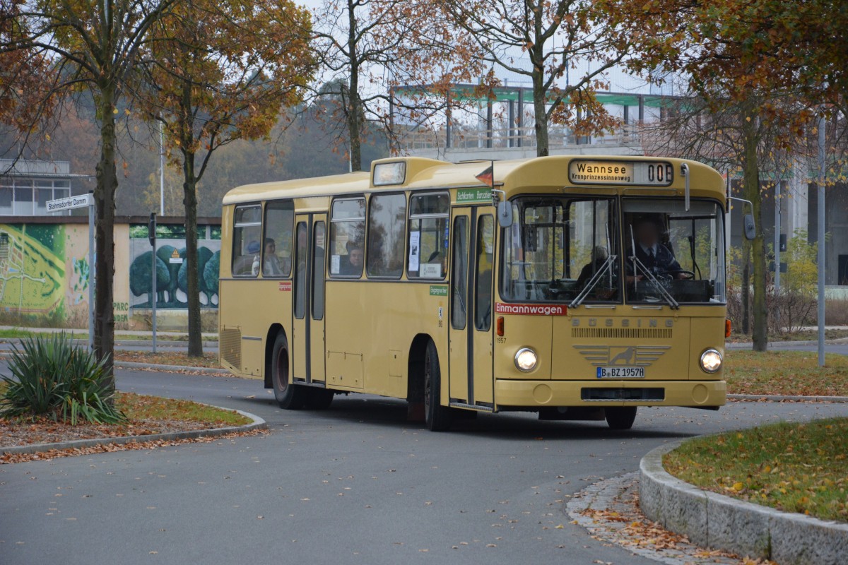 B-BZ 1957H auf alter Linie E unterwegs. Aufgenommen am 09.11.2014 Albert-Einstein-Ring Kleinmachnow. Zu sehen ist ein Büssing E2H.