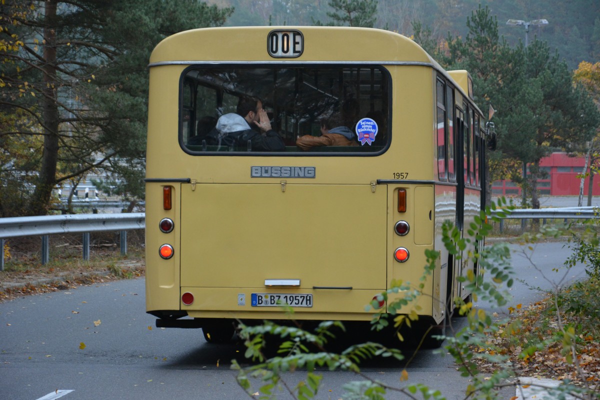 B-BZ 1957H (Büssing E2H) auf Sonderfahrt am 09.11.2014 auf dem Weg nach Drewitz-Dreilinden-Kleinmachnow. Aufgenommen Düppeler Forst. 