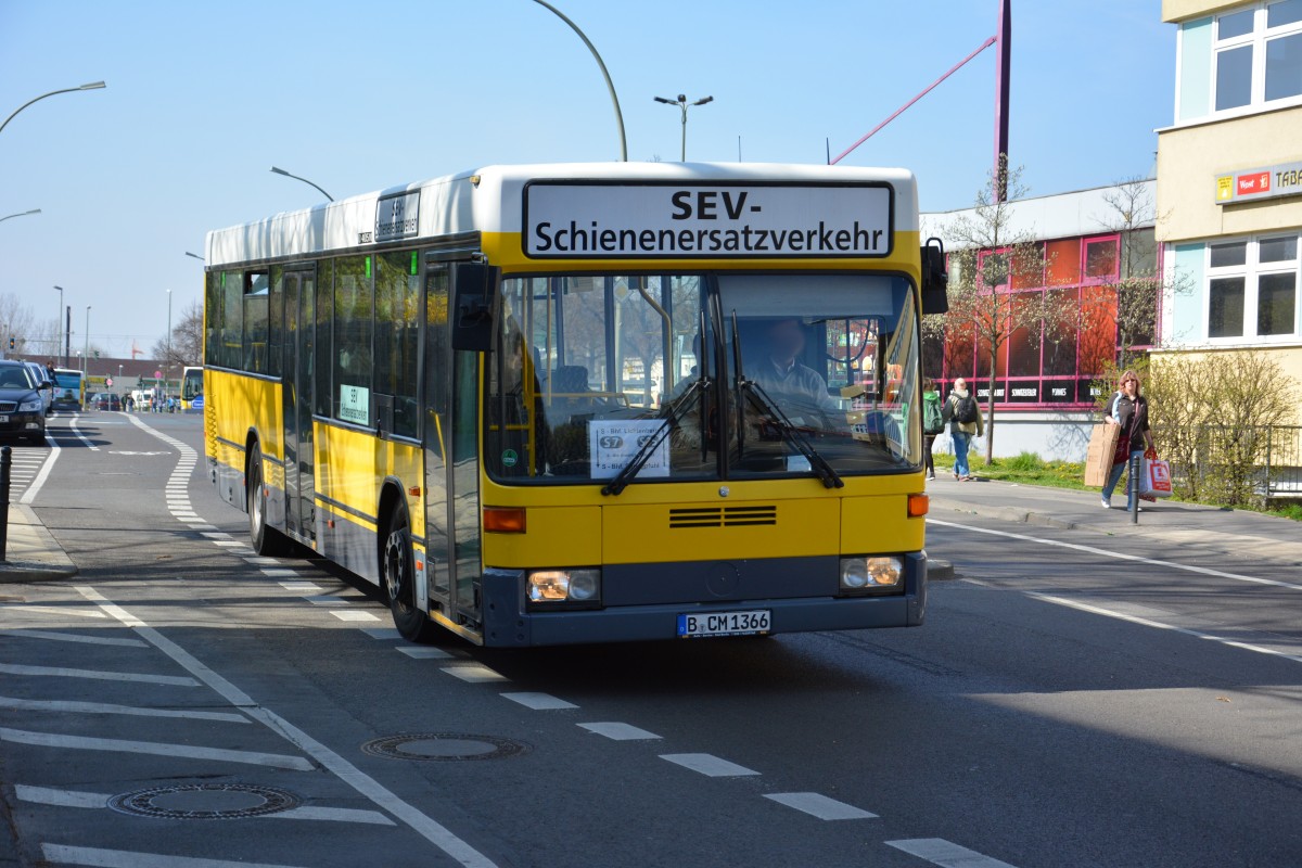 B-CM 1366 als Ersatzverkehr für die S-Bahnlinien 7 und 75. Aufgenommen am 30.03.2014 S Bahnhof Friedrichsfelde Ost.