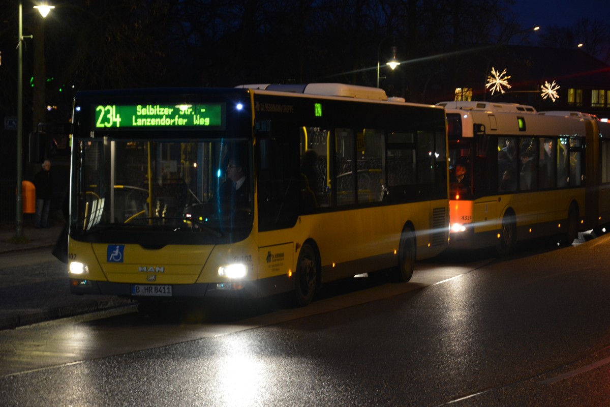 B-HR 8411 auf der Linie 234 in Alt-Kladow. Aufgenommen am 19.12.2013.